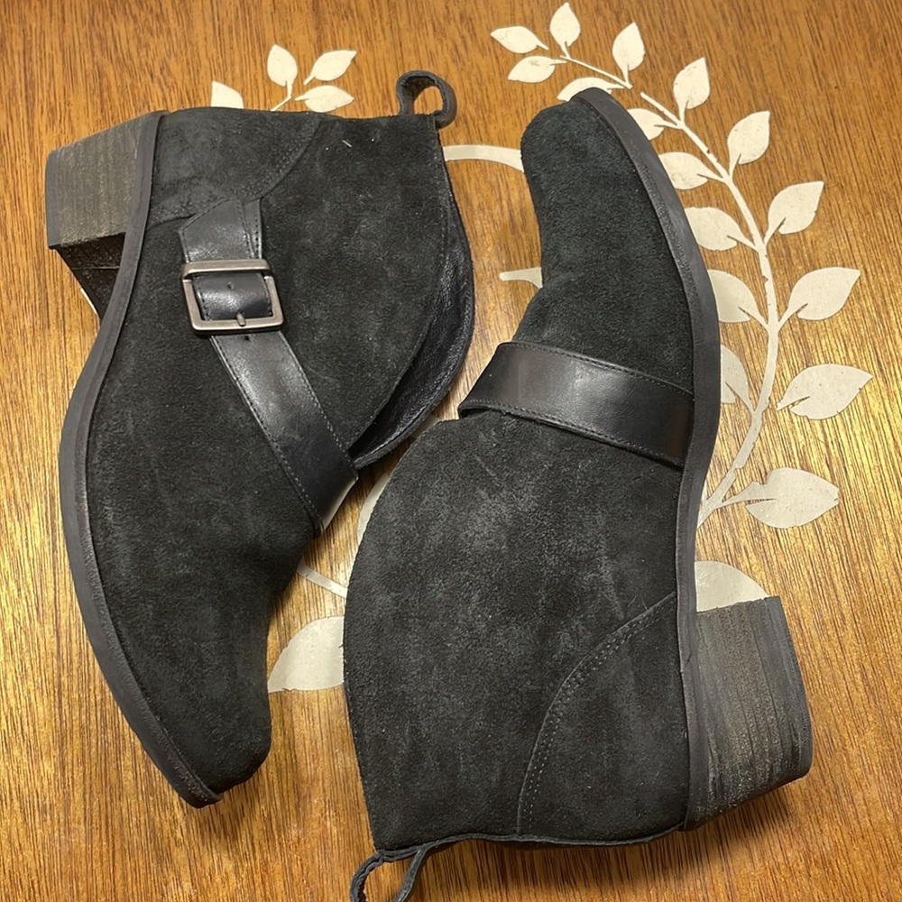 Women's UGG booties. Size 8.5. New - Picture 6 of 7